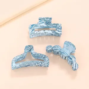 Lot de trois pinces à cheveux à motif marbré bleu aux formes géométriques variées