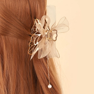 Pince à cheveux papillon dorée avec nœud en mesh beige et pompon en perles sur cheveux