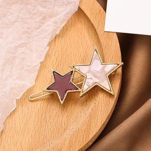 Barrette à cheveux étoile double avec texture marbre rose et finition rouge baie
