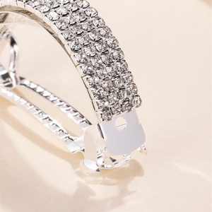 Barrette incurvée argentée pour femmes ornée de trois rangées de strass blancs brillants