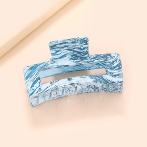 Détail d'une grande pince à cheveux rectangulaire avec texture en résine marbrée