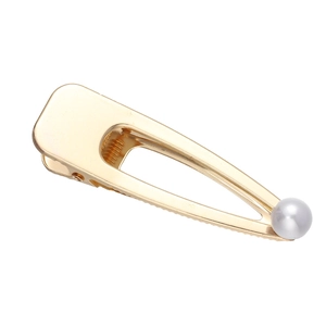 Barrette dorée élégante avec cadre en goutte et perle blanche sur fond blanc immaculé