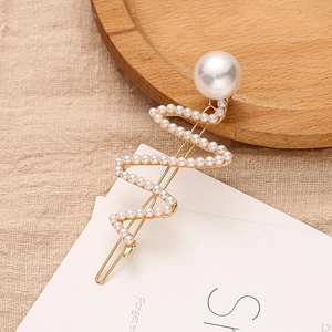 Barrette dorée élégante en forme de vague ornée de perles blanches de luxe