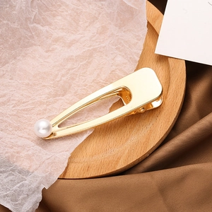 Barrette élégante en alliage doré avec perle blanche et design en goutte d'eau