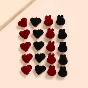 Vue détaillée de 20 barrettes en peluche cœur et lapin en rouge et noir floqué doux
