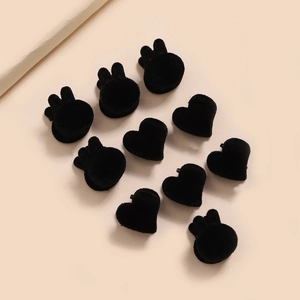 Détail de 10 barrettes floquées noires en forme d'oreilles de lapin et de coeurs