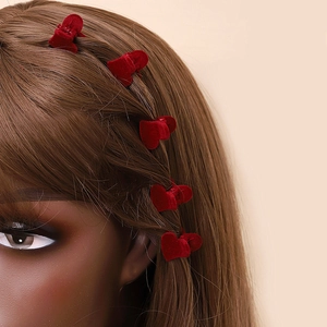 Mini pinces à cheveux cœur en velours rouge pour une décoration de coiffure élégante