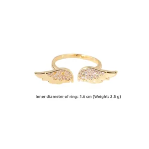 Dettaglio anello ad ali dorate con zirconi rosa e diametro interno di 1,6 cm