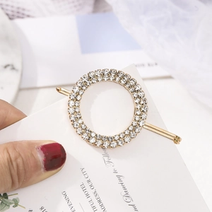 Elegante goudkleurige ronde haarklem met dubbele rij glanzende strassteentjes