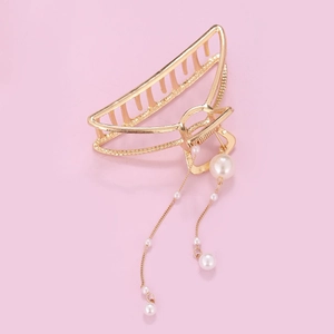 Pince à cheveux dorée en métal avec glands de perles blanches au design minimaliste