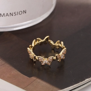 Elegante anello a farfalla dorato con zirconi rosa e bianchi dal design traforato