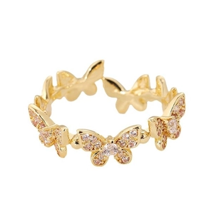 Elegante anello a farfalla dorato con zirconi rosa e bianchi su sfondo bianco