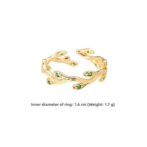 Details des goldenen Zweig-Rings mit grünen Steinen, 1,6cm Durchmesser und 1,7g