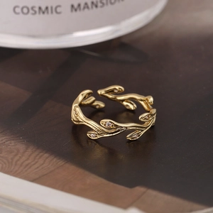 Eleganter offener Goldring in Zweigform mit Zirkonia-Akzenten im Vintage-Design