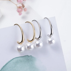 Boucles d'oreilles perles minimalistes élégantes en doré et argenté sur support