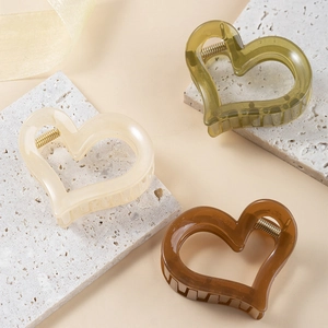 Pince à Cheveux en Forme de Cœur Creux Minimaliste pour Femme Mode en Plastique Transparent Pince à Griffe Antidérapante Mate Accessoire de Cheveux Quotidien