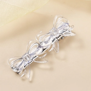 Barrette à cheveux élégante en acrylique transparent avec double nœud vue sous un angle de 45