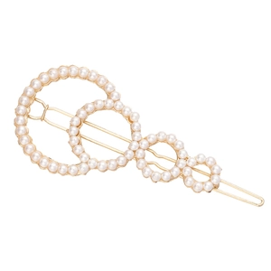 Elegante fermaglio dorato con quattro perle finte tonde in un design minimalista