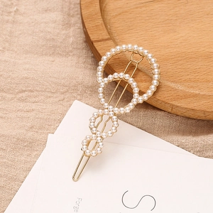 Elegante fermaglio per capelli dorato con file di perle finte in design traforato