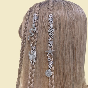 Anneaux de cheveux rétro argentés avec breloques serpent et ailes sur cheveux tressés