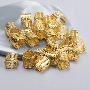 Gouden holle metalen haarringen voor dreadlock vlechtaccessoires in een minimalistische set