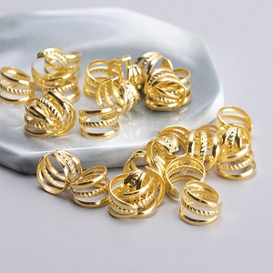 Ear cuff dorato a tre strati in lega con trama a corda ritorta e finitura in oro 18K lucido