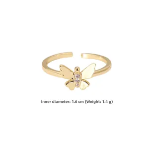 Détails du diamètre intérieur de 1,6 cm et du poids de 1,4 g de la bague papillon