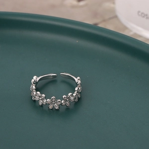 Anello regolabile a fiori in argento con zirconi brillanti e design floreale elegante
