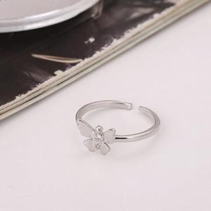Bague ouverte papillon argentée avec des pierres de zircon dans un design élégant