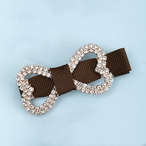 Barrette élégante en ruban marron foncé ornée de deux cœurs en strass brillants sur or