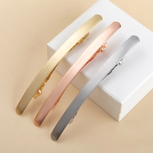 Trois barrettes minimalistes en alliage d'or, d'or rose et d'argent avec finition brossée