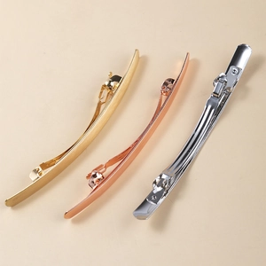 Trois barrettes à cheveux en métal or, argent et or rose avec finitions brossées et polies
