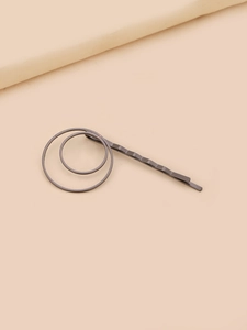 Détail d'une pince à cheveux en alliage noir mat avec deux cercles concentriques épurés
