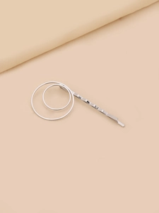 Pince à cheveux minimaliste argentée avec cercles géométriques sur barre en métal