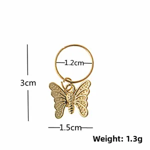 Détail d'un pendentif papillon doré pour cheveux avec textures en alliage ciselé