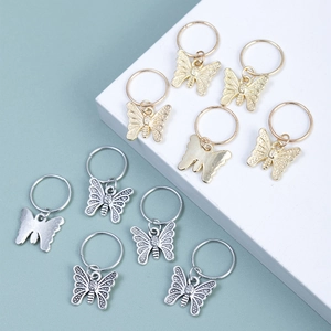 Lot de bagues à cheveux papillon dorées et argentées sur des supports géométriques élégants