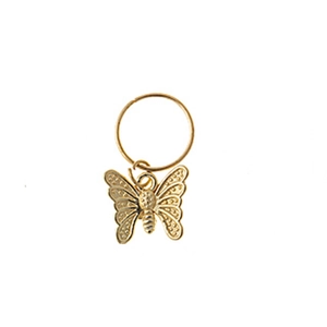Vue détaillée du pendentif papillon doré texturé pour la décoration de coiffures tressées
