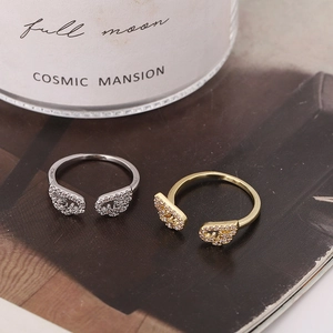 Eleganti anelli aperti in oro e argento a forma di ali con zirconi scintillanti