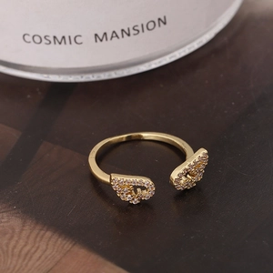 Elegante anello aperto a forma di ala dorata con pietre di zirconia e design regolabile