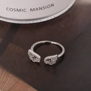 Elegante anello aperto a forma di ala argentata con pavé di zirconi luminosi