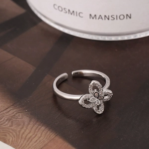 Funkelnder silberner Schmetterling Ring mit Zirkonia Pavé und verstellbarem Band