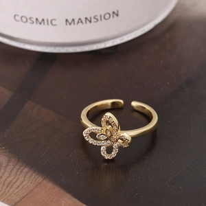 Eleganter, verstellbarer goldener Ring mit detailliertem Schmetterling und glitzerndem Zirkonia