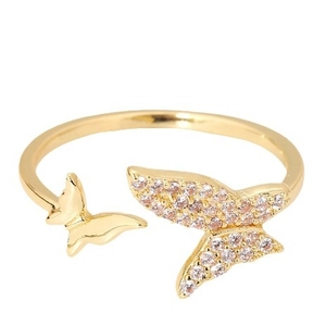 Verstellbarer goldener Schmetterlingsring mit rosa Kristallen auf weißem Grund