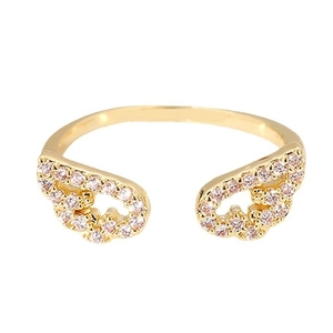 Elegante anello aperto dorato con ali a cuore e cristalli rosa su sfondo bianco