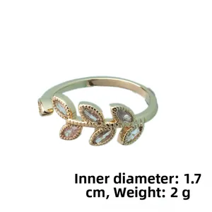 Detailed macro view showing the 1.7cm inner diameter and 2g weight of leaf ring