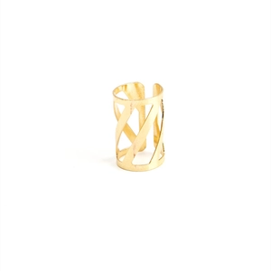 Bague de tresse dorée ajourée avec motif texturé diagonal sur fond blanc pur