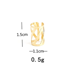 Détail d'un anneau de cheveux évidé doré de 1,5 cm avec dimensions sur fond blanc