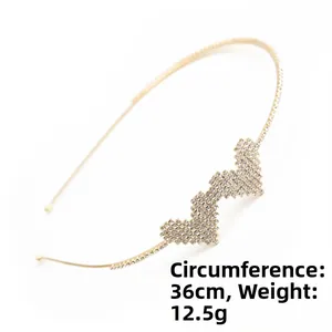 Dettaglio cerchietto sottile in oro e zirconi con cuori, lunghezza 36cm e peso di 12,5g
