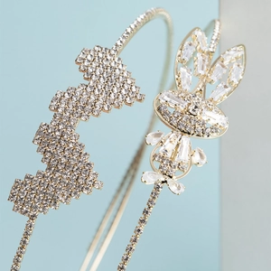 Elegante cerchietto dorato con motivo a coniglio in zircone e dettagli geometrici in strass