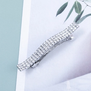 Barrette à cheveux courbée argentée avec trois rangées de strass brillants pour queue